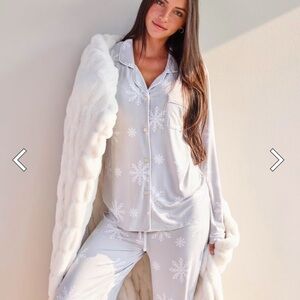 Elegant Snowflake Print Pajama Set - White